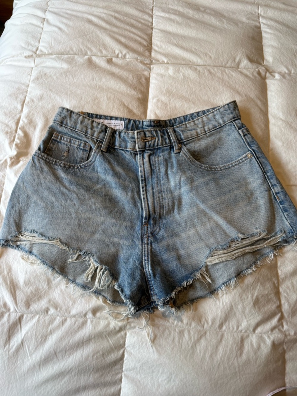 Zara med rise denim cut off shorts . Perfect condition, never worn!